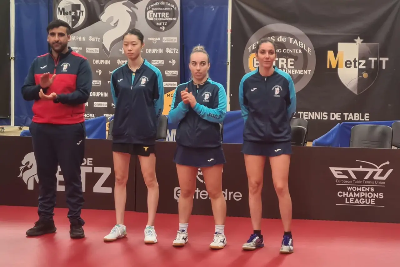Il Quattro Mori sconfitto ieri sera a Metz. Da sin. il coach Curcio, Wu Xinxin, Arianna Barani e Tania Plaian (Foto concessa da Asd Quattro Mori)