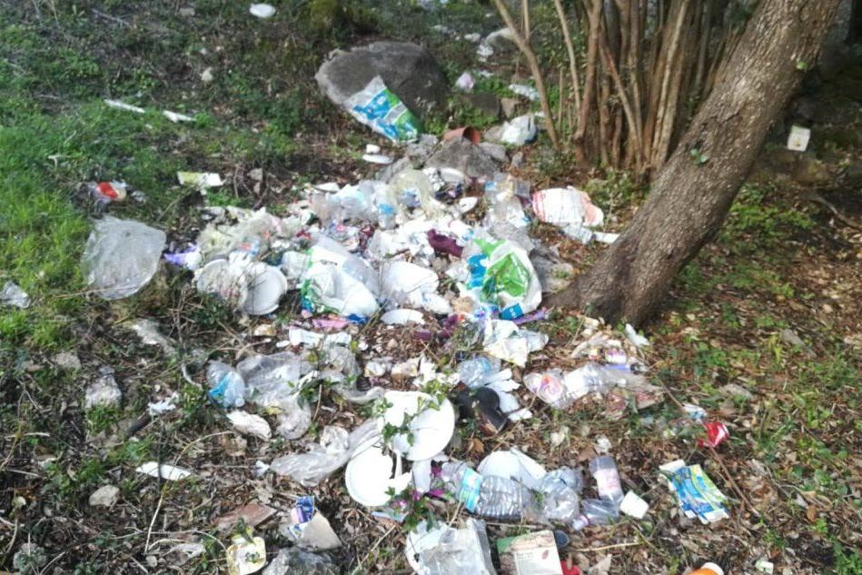 Uno dei cumuli di rifiuti nella zona di Santa Teresa (Foto Forestale)