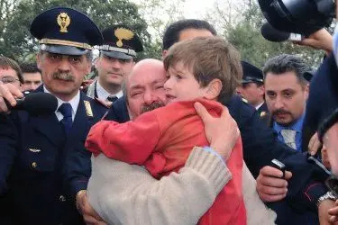 Il piccolo Michael in braccio al papà Aldo Cipolla dopo il ritrovamento (foto: Ansa)
