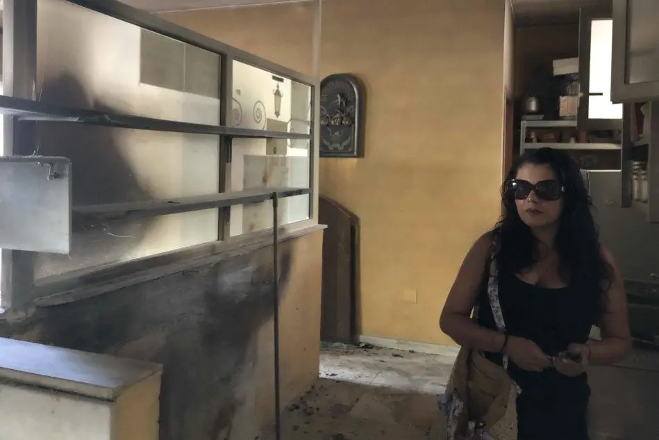 Francesca Corda all'interno della pizzeria devastata dalle fiamme partite da un cortocircuito (foto L'Unione Sarda - Murgana)