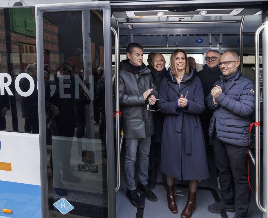 Nell’Isola arrivano i bus a idrogeno: «Il futuro è già qui»