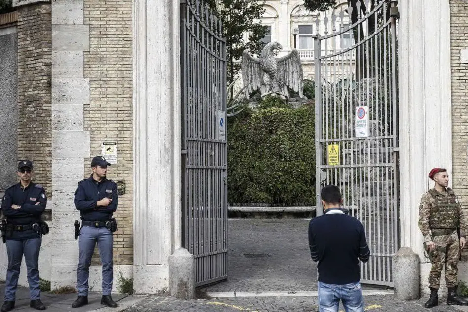 L'ingresso della Nunziatura a Roma (Ansa)
