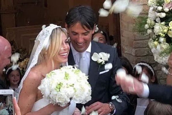 Simone Inzaghi e Gaia Lucariello all'uscita dalla chiesa (Instagram)