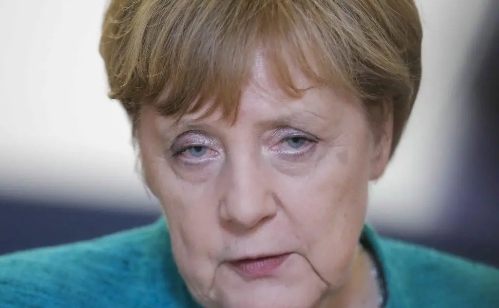 Angela Merkel piuttosto dubbiosa durante il summit a Bruxelles