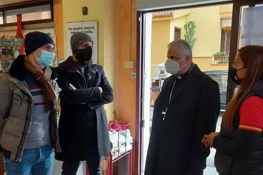 Monsignor Saba con gli organizzatori (foto L'Unione Sarda - Pala)
