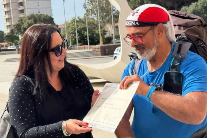 L'assessora Piras col pellegrino Giuseppe Medda. (foto Scano)