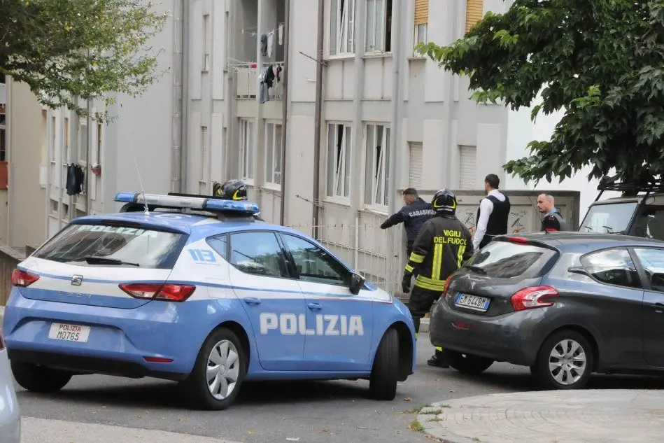 La polziia davanti alla casa dell'uomo che si è asserragliato in garage (foto Pintus)