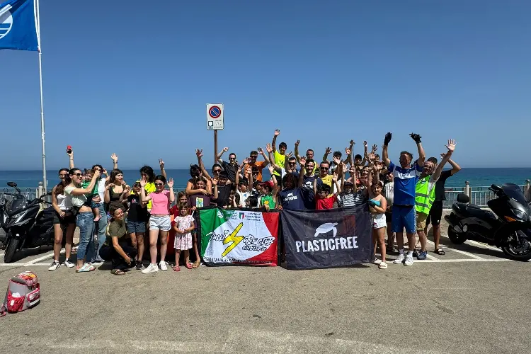 I volontari di Plastic Free a Castelsardo (foto concessa)