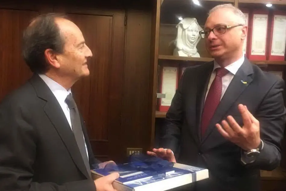 Il presidente della Camera di commercio di Cagliari, Maurizio De Pascale, dona un libro sulla Sardegna al plenipotenziario Yevhen Perelygin