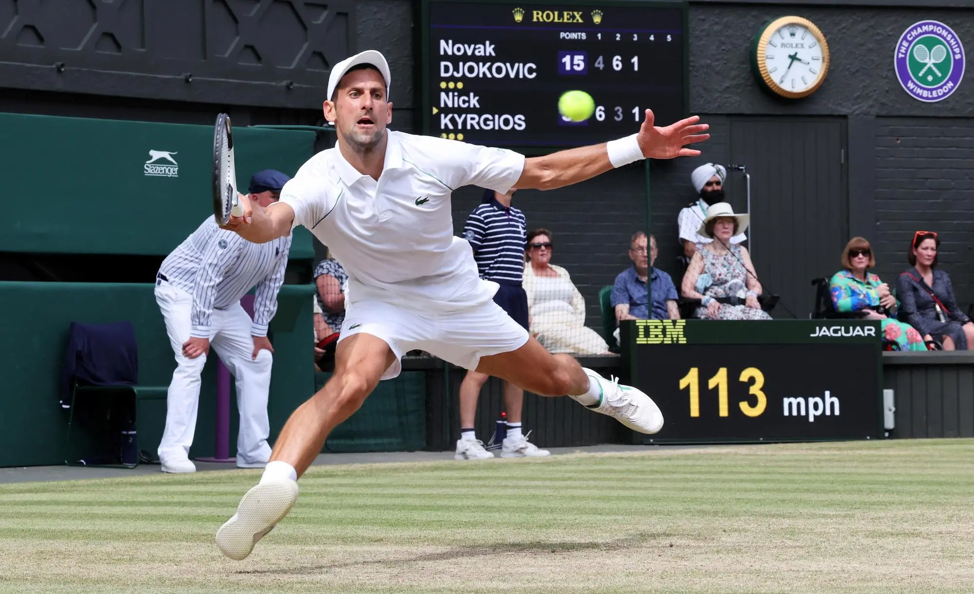 Novak Djokovic in azione sul campo centrale di Wimbledon  EPA/KIERAN GALVIN EDITORIAL USE ONLY