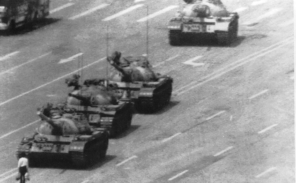 L'immagine simbolo, il Rivoltoso sconosciuto: lo studente che ferma una colonna di carri armati