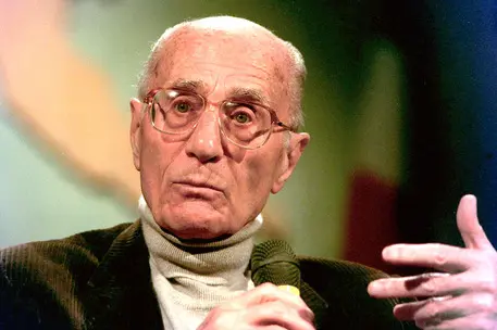 Indro Montanelli, premiato come ''eroe della liberta' di stampa '' dall'International Press Institute in una foto d'archivio del 2 maggio 2000. ANSA