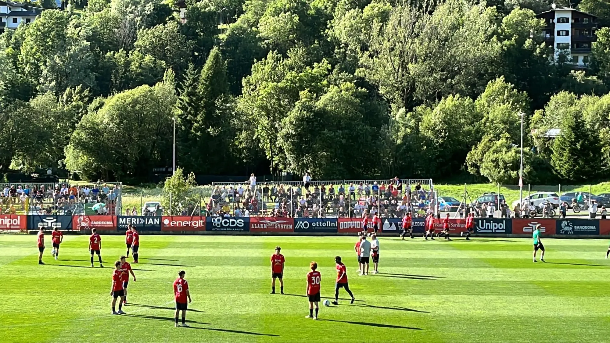 Tifosi del Cagliari sugli spalti durante l'allenamento in ritiro