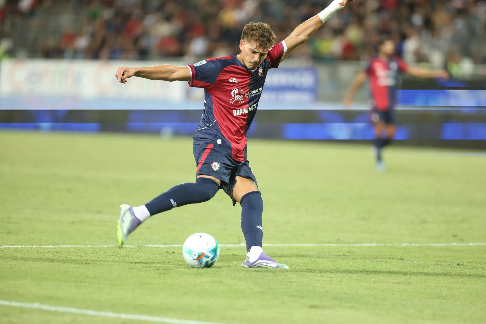 Sebastiano Esposito, attaccante del Cagliari, nella partita del girone d'andata contro l'Inter (foto Ansa)