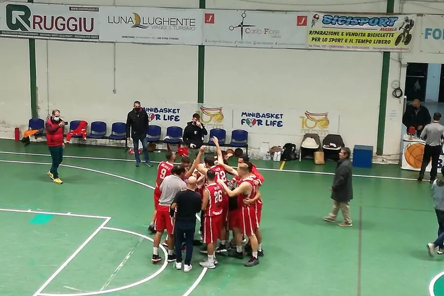 L'Oristano Basket festeggia la vittoria nel derby (foto Giacomo Pala)