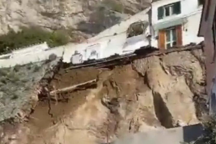 Costiera Amalfitana, crolla una parete rocciosa
