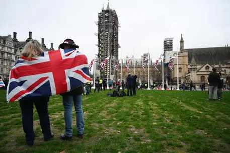 epa08182529 Pro Brexit supporters celebrate outside the Houses of Parliament in London, Britain, 31 January 2020. Britain officially exits the EU on 31 January 2020, beginning an eleven month transition period. EPA/NEIL HALL