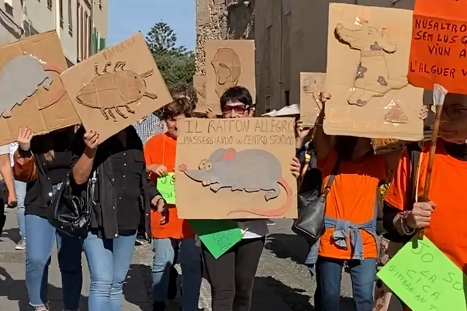 I residenti protestano per le vie del centro (foto Fiori)
