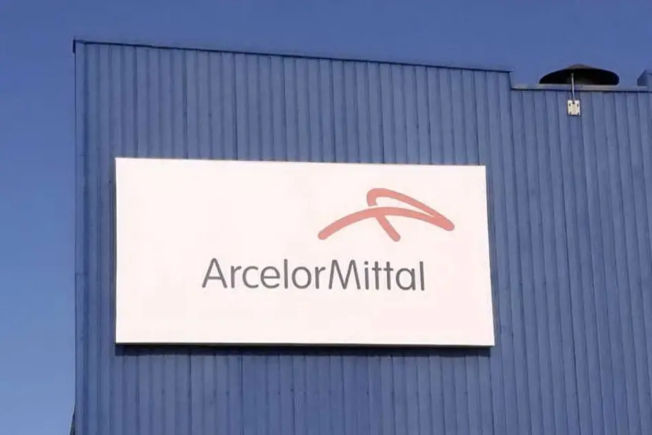Il logo di ArcelorMittal sulla facciata dello stabilimento di Taranto (Ansa)