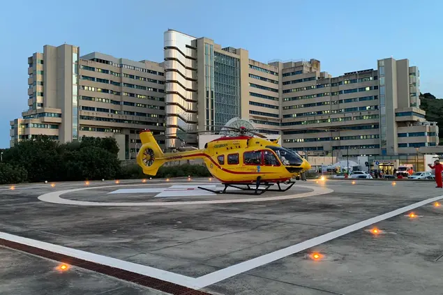 Echo Lima 3 dell'Areus sulla pista dell'ospedale Brotzu di Cagliari (foto concessa)