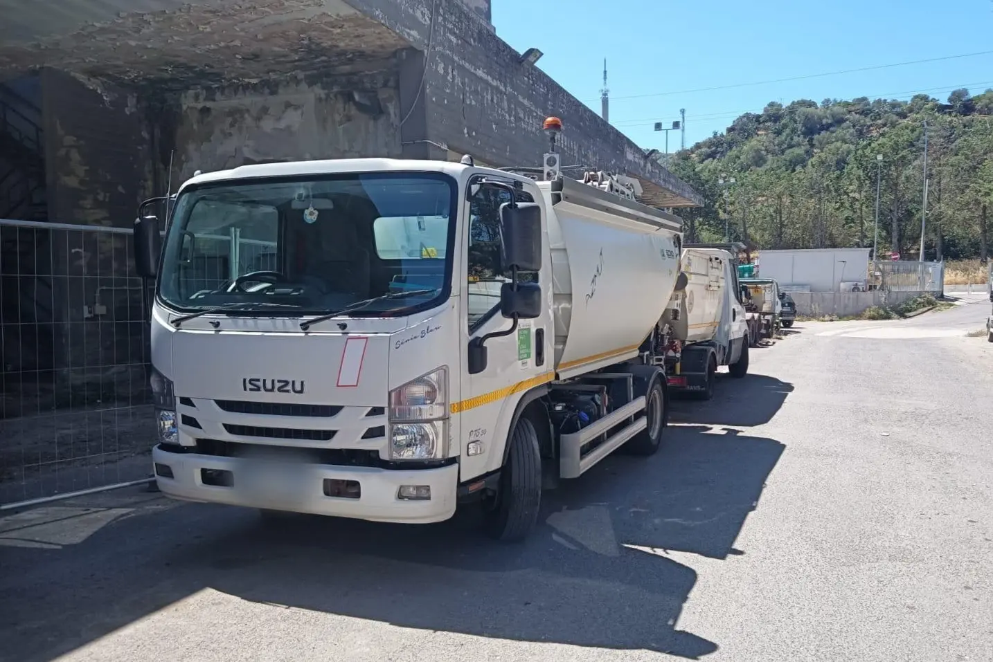 Un camion utilizzato per il servizio di igiene urbana