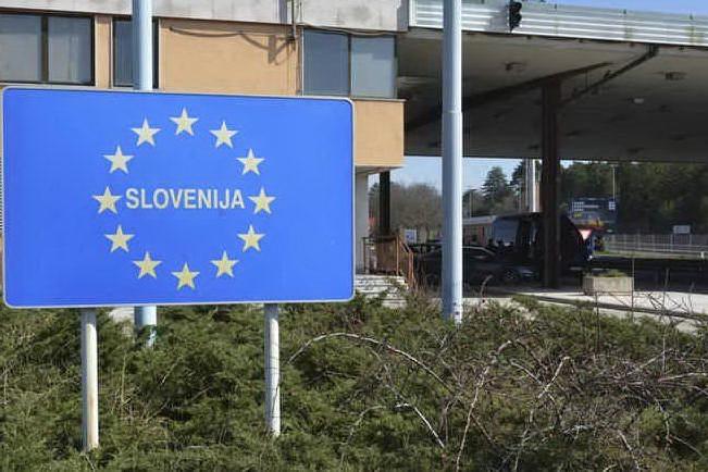 La Slovenia chiude le frontiere, i goriziani varcano il confine per andare a bere