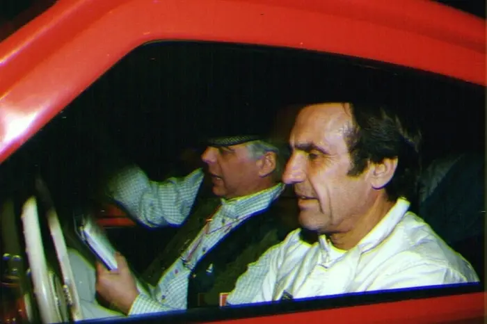L'ex pilota della Ferrari, Carlos Reutemann, alla guida di una vettura d'epoca durante la partenza della Mille Miglia a Brescia (Ansa - Alabiso)