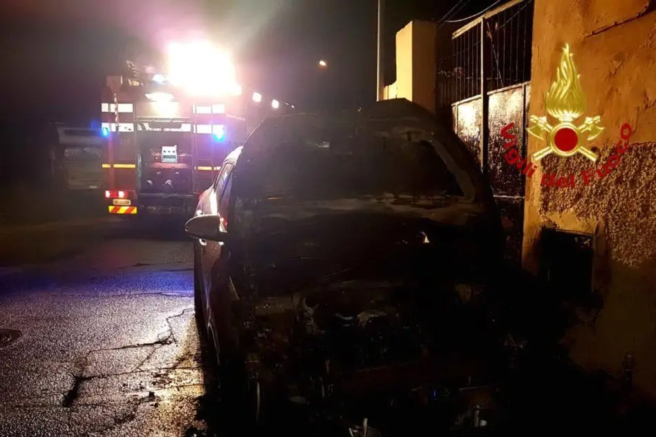 L'auto incendiata (foto Vigili del fuoco)