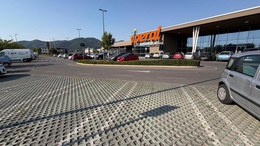 Colpito al petto da una fiocina nel parcheggio di un supermercato: aggressore in fuga