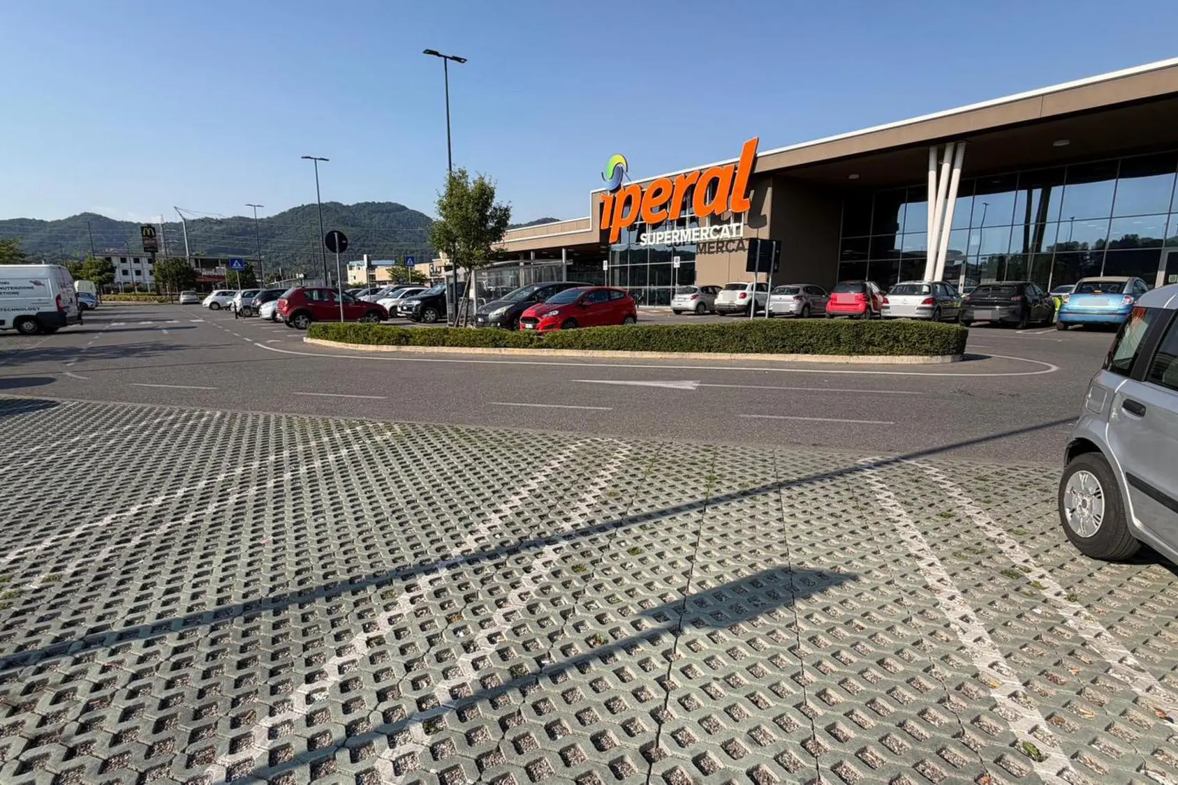 Il parcheggio del supermercato dove si è verificata l'aggressione (foto Ansa)