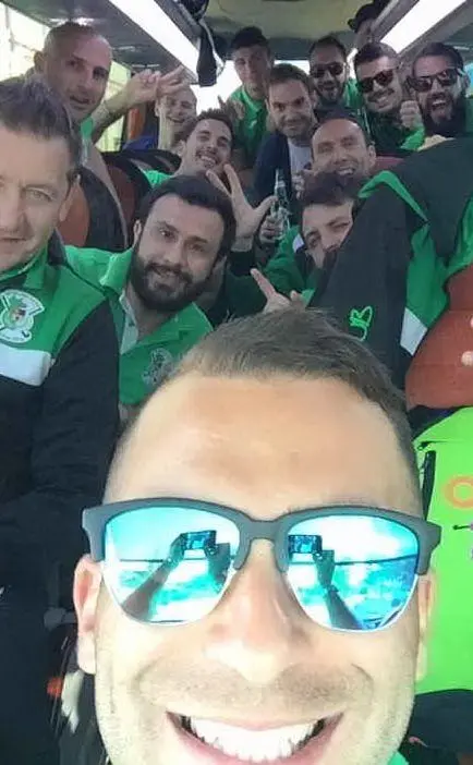Selfie di gruppo per la squadra