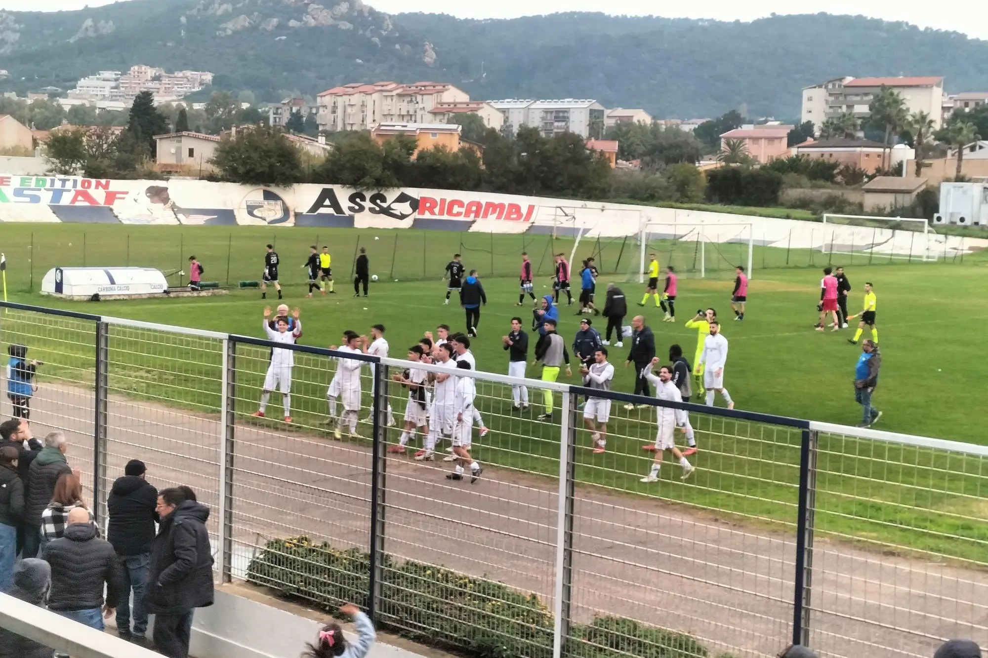La festa dopo la vittoria con l'Ilva. (Foto Scano)