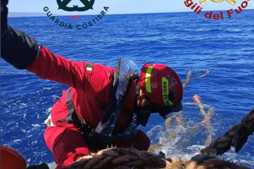 Il recupero della grossa cima (foto Capitaneria)