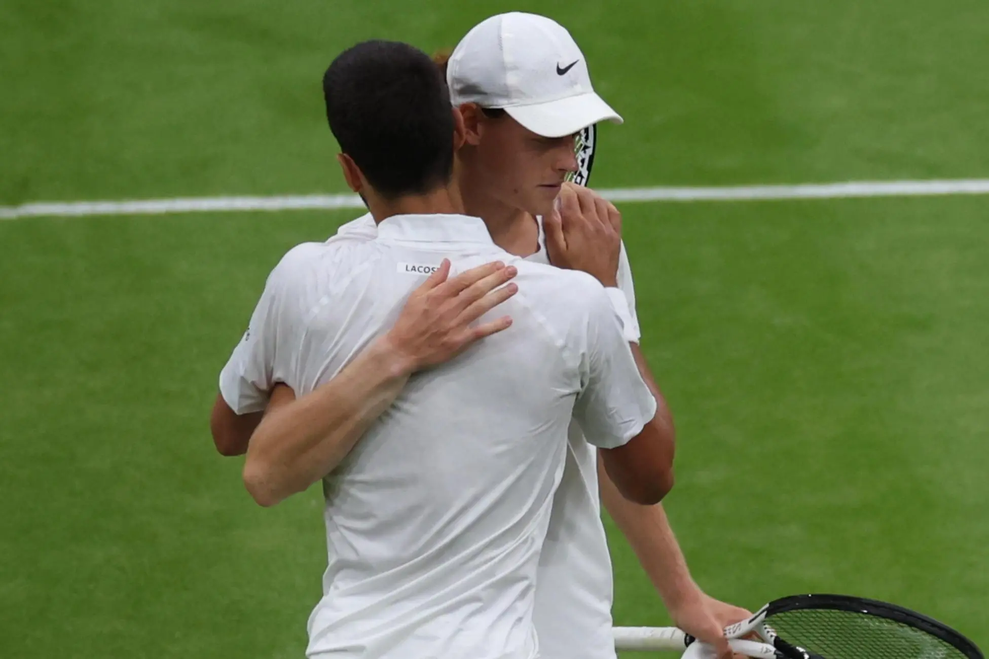 Novak Djokovic abbraccia Jannik Sinner al termine del match (foto Ansa)