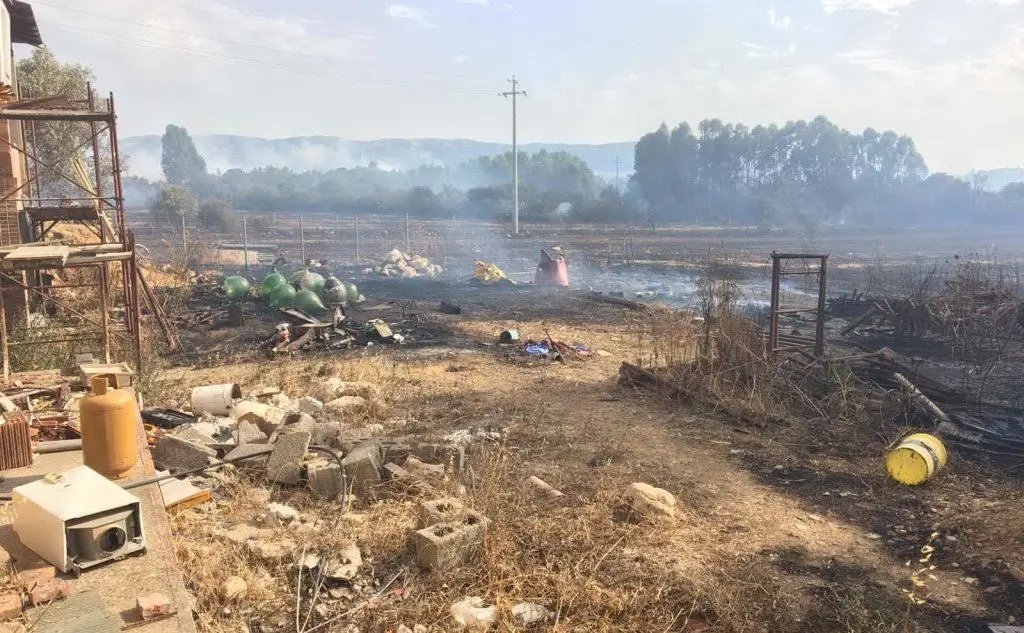 Una zona colpita dal fronte dell'incendio (Deidda)