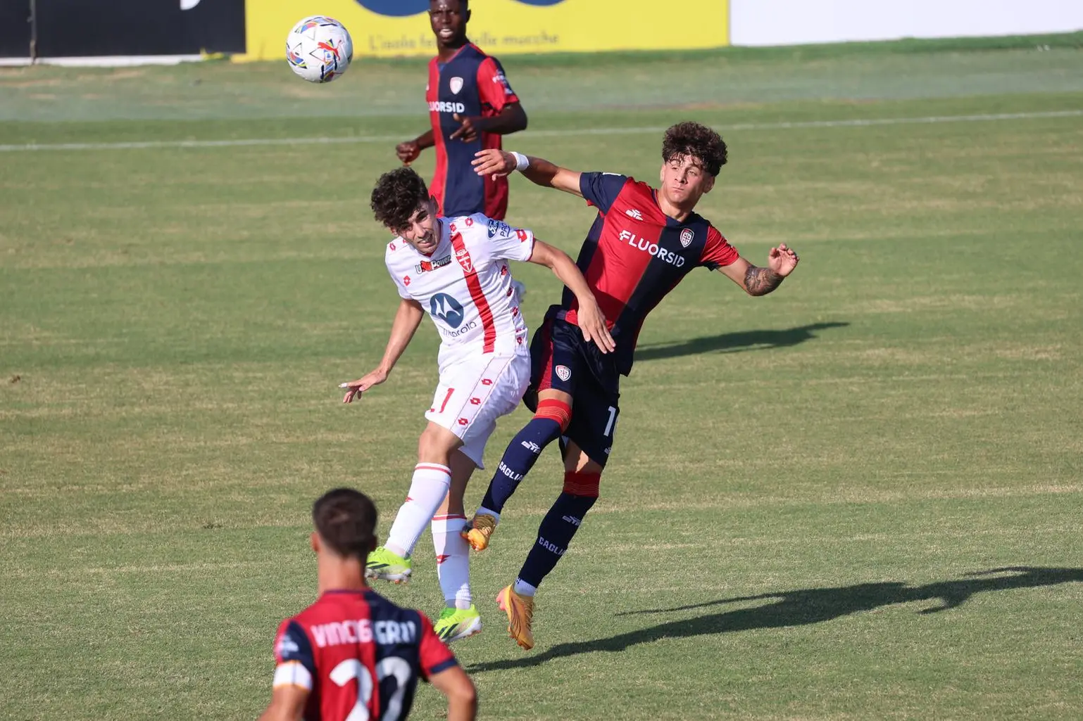 Jacopo Simonetta, centrocampista del Cagliari Primavera, in un'azione di gioco contro il Monza (foto Accardi)