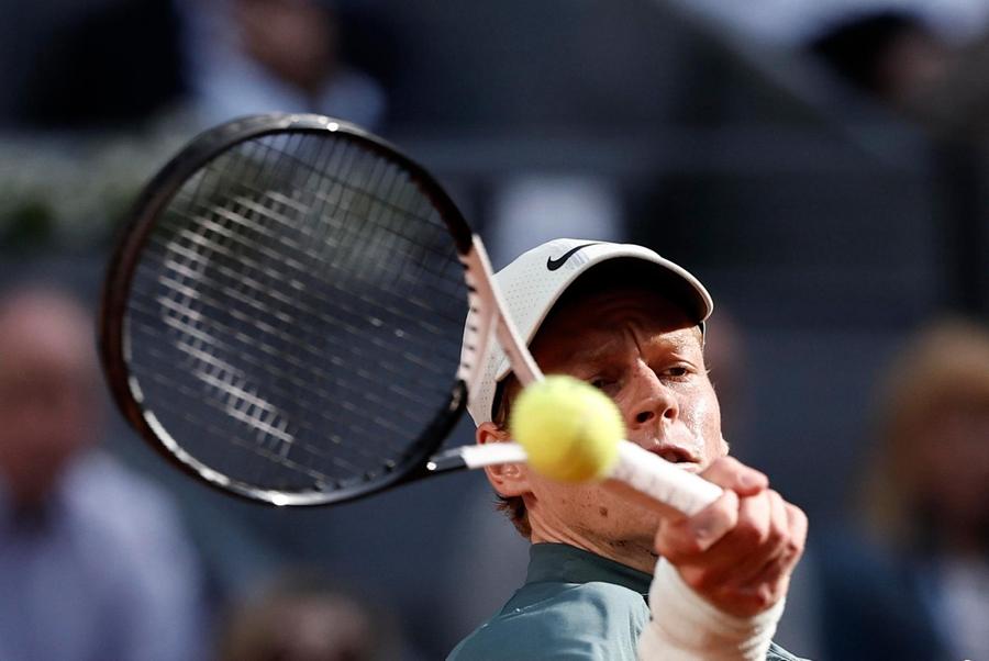 Tennis, Sinner parte male poi vince in rimonta a Madrid: «Devo capire come si gioca qui»