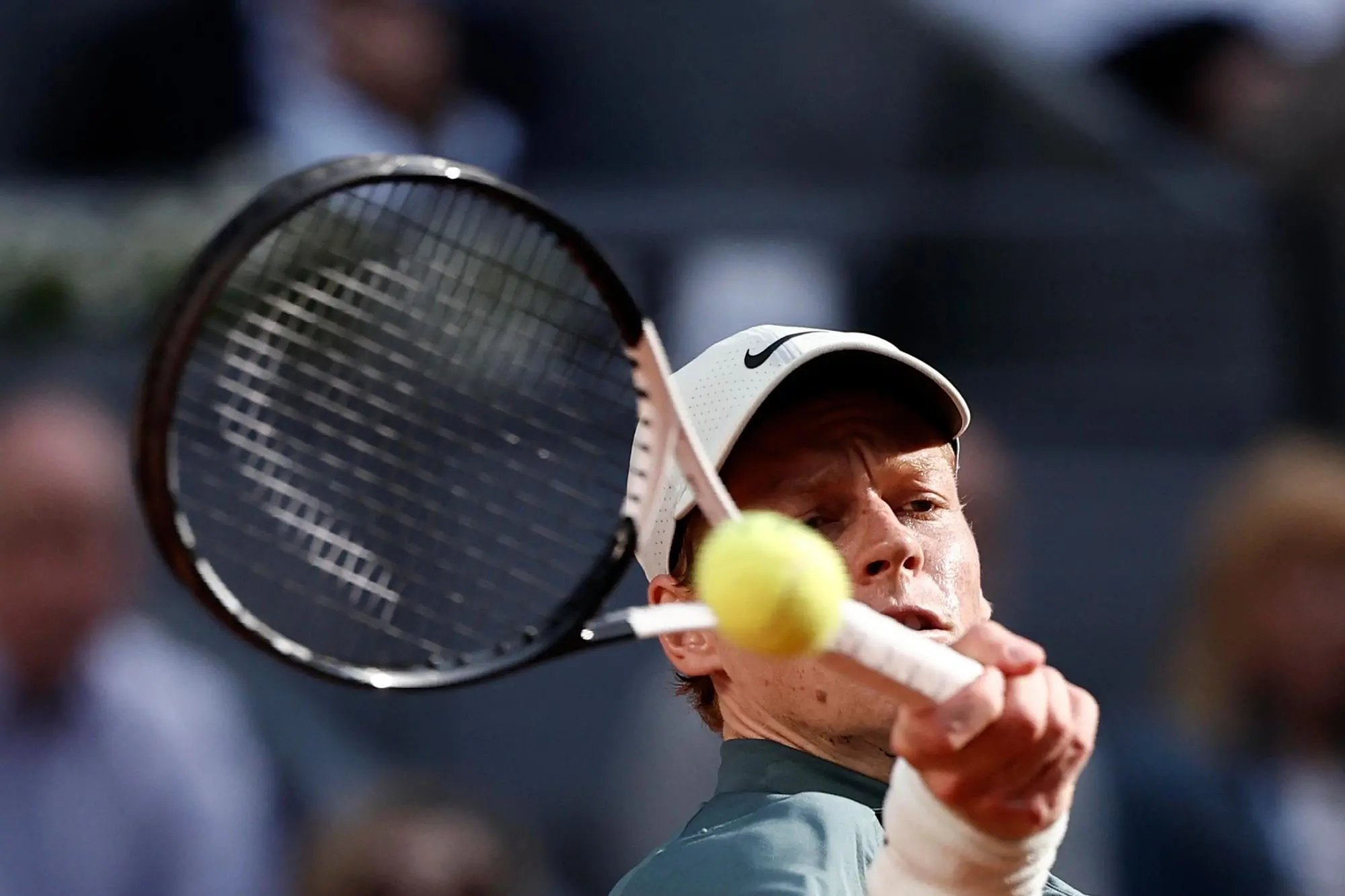 Jannik Sinner in campo a Madrid (foto Ansa/Epa)
