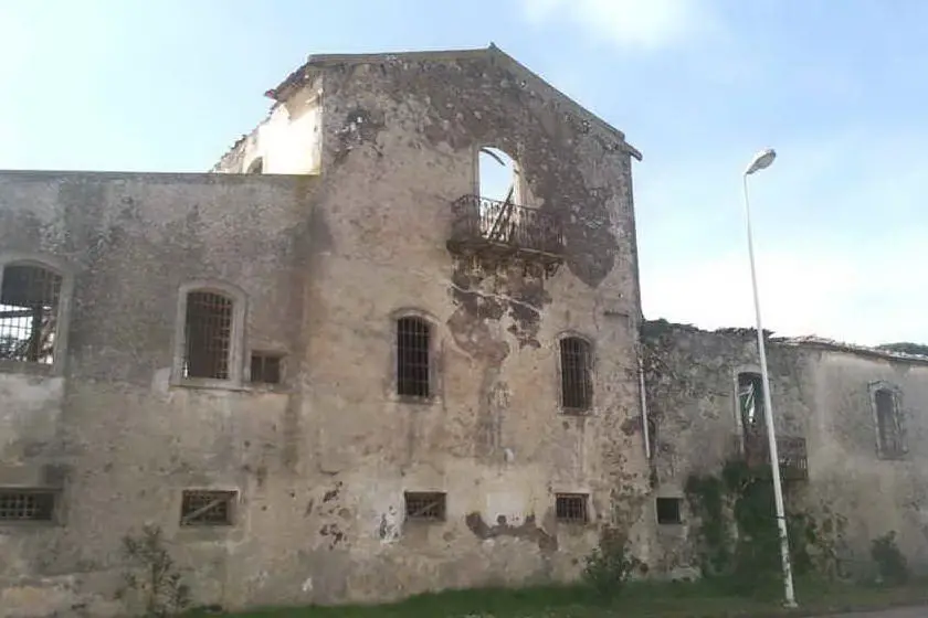 L'edificio, ormai fatiscente, dell'ex caseificio che diverrà un museo a Macomer (archivio L'Unione Sarda)