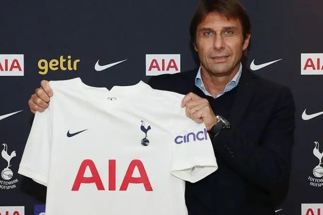 Antonio Conte con la maglia del Tottenham (foto Instagram)