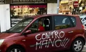 Un'auto nel mirino dei &quot;vendicatori&quot; (Ansa)