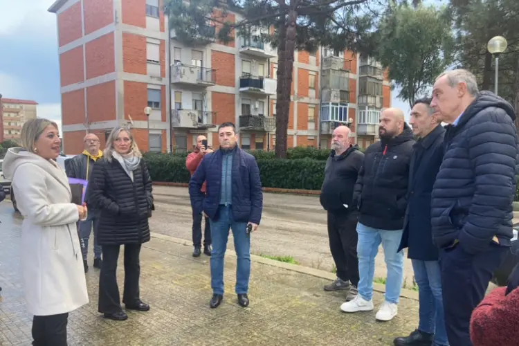 Al centro il sindaco Mulas con alcuni pentastellati (foto Pala)