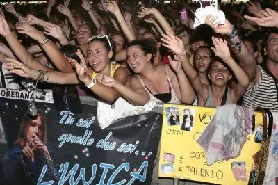 Fan in delirio per &quot;Amici Tour 2010&quot; (Ungari)