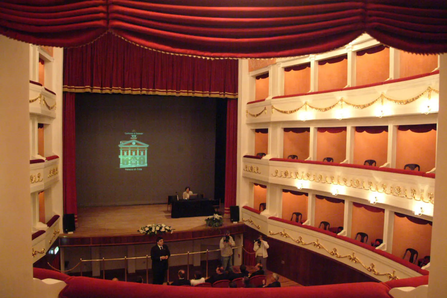 L'interno del teatro civico di Sassari dopo la precedente restaurazione (foto Gloria Calvi)