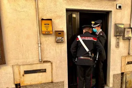 Quartu, tenta di opporsi allo sfratto e si scaglia contro i carabinieri (immagine simbolo, foto Ansa)