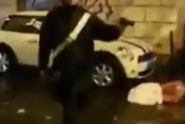 Il carabiniere aggredito (frame da video YouTube)