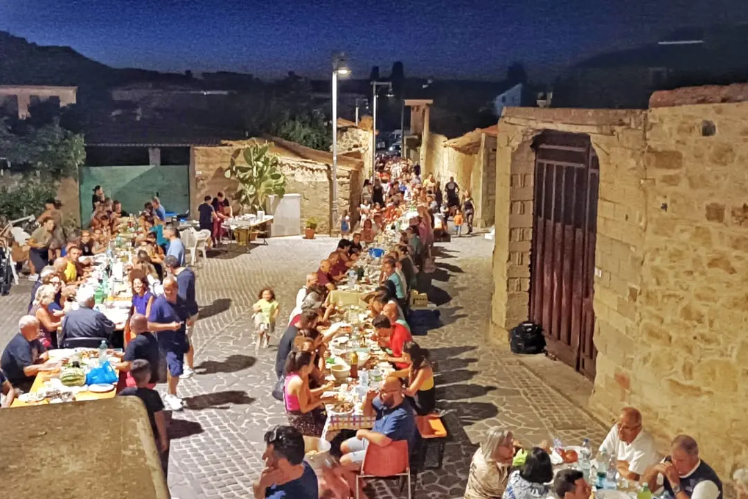La lunga tavolata della "Cena Paesana" di Villaurbana (foto concessa)