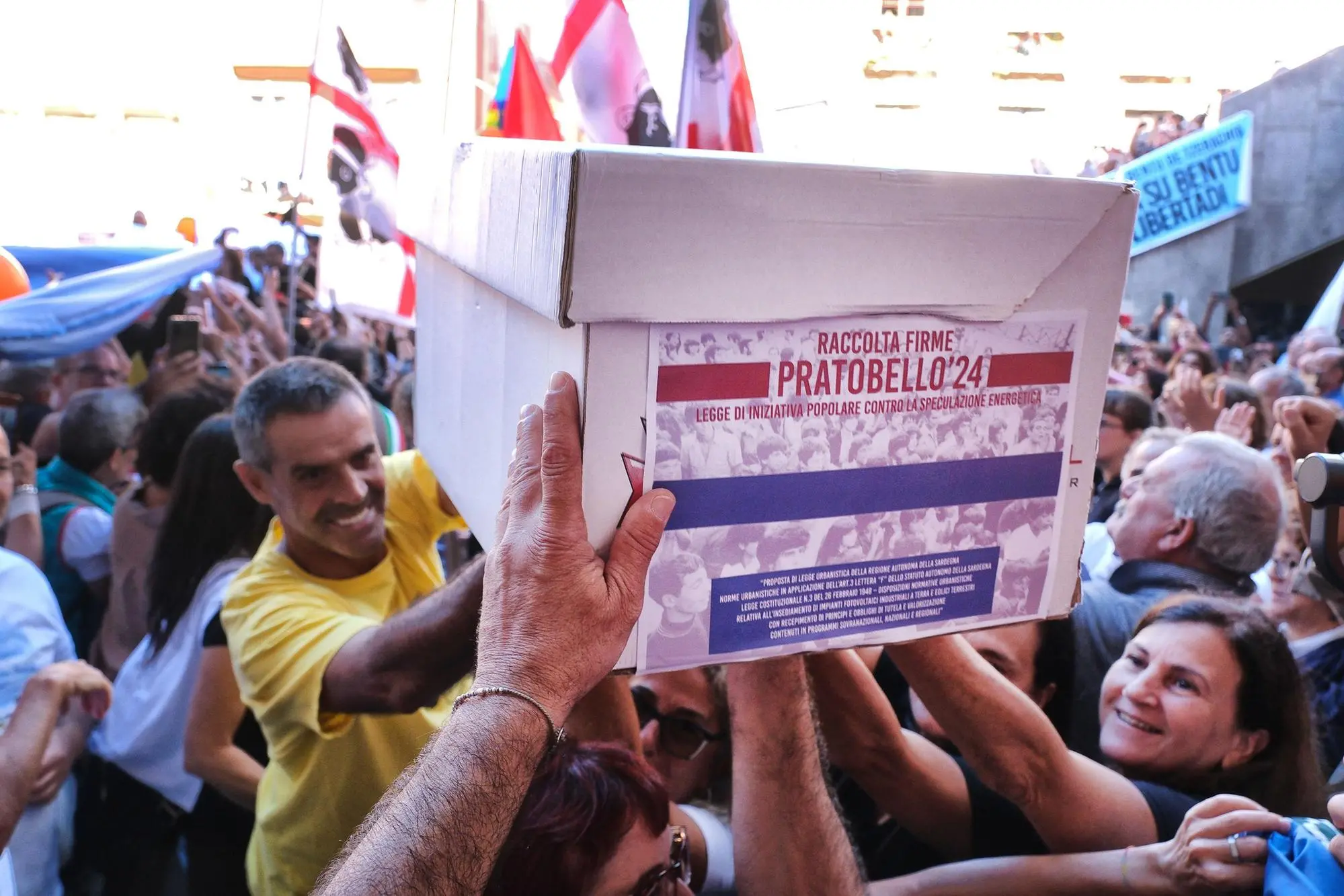 La consegna delle firme in Consiglio regionale per la Pratobello 24