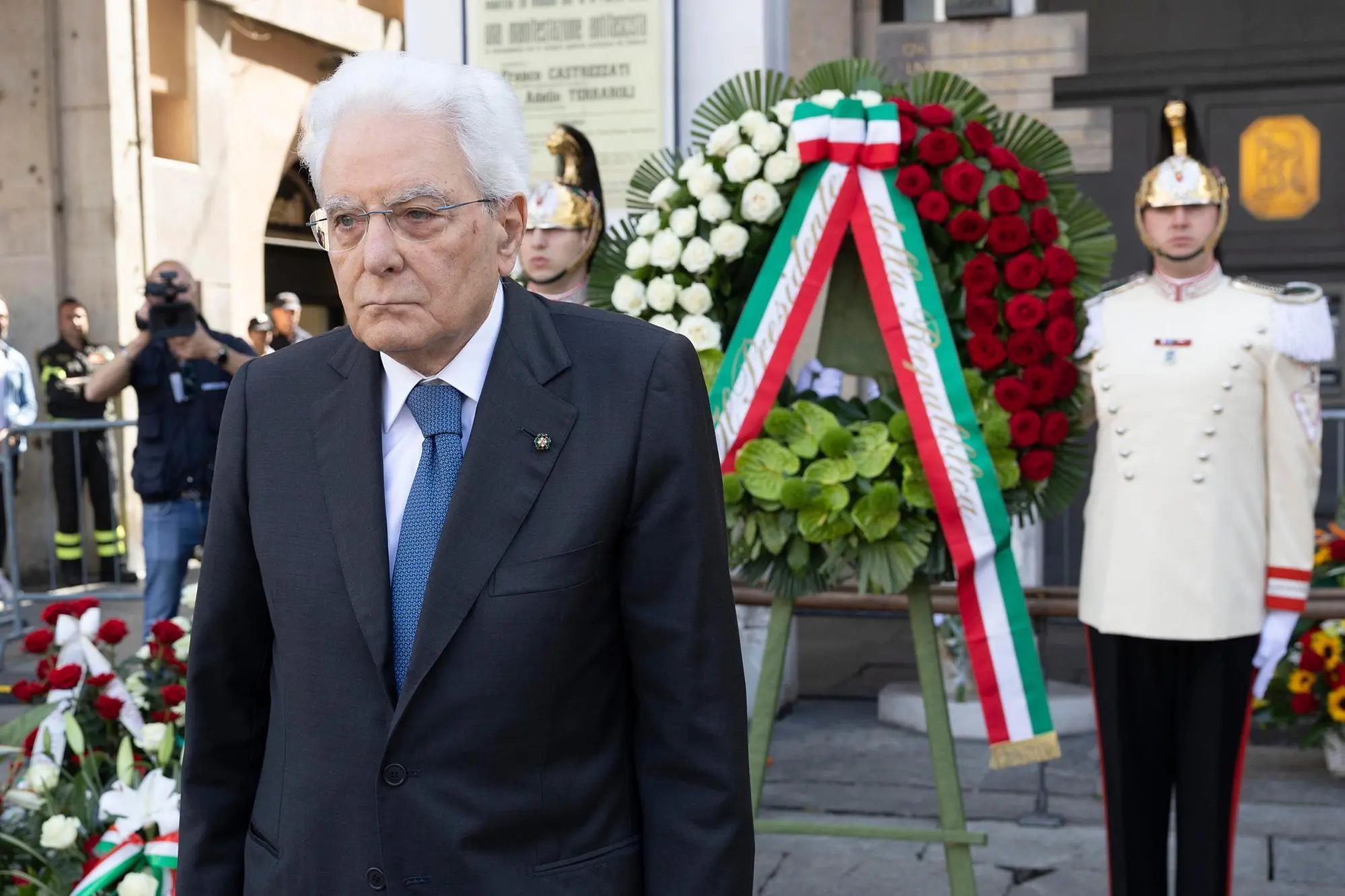 Mattarella places a wreath of flowers on the stele of the fallen (Ansa)