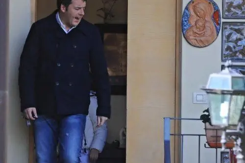 Il presidente del Consiglio, Matteo Renzi, esce dalla sua casa a Pontassieve